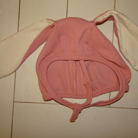 3 piece Easter Baby Outfit Ribbed Bodysuit Rabbit Ear Hat, Socks, Infant Size 80 - Picture 6 of 6